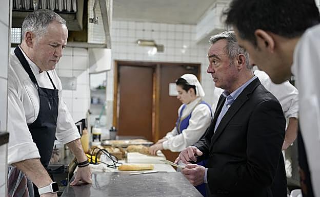 En la cocina de Andra Mari, conversa con Roberto Asúa.