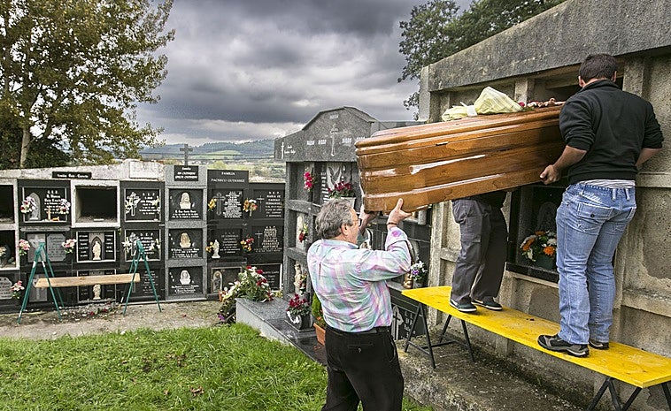 El requisito para ser enterrador en Bilbao: subir y bajar 22 escaleras cargando 45 kilos