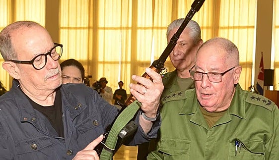 Silvio ya tiene su kalashnikov
