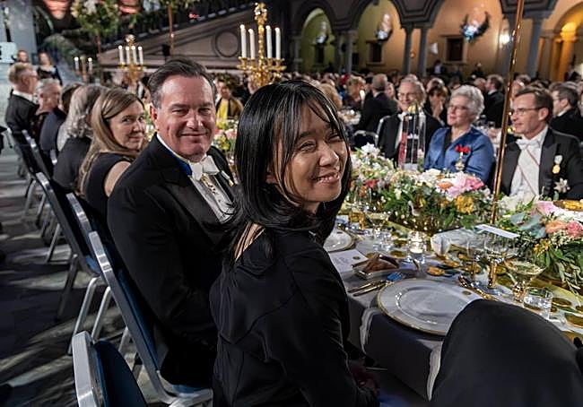 La escritora Han Kang en el banquete de los Nobel en 2024.
