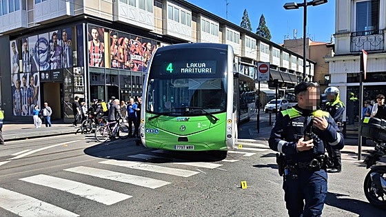 Una anciana herida al ser golpeada por un autobús en la calle General Álava