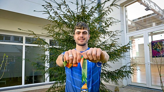 Markel Fernández, plata mundial en el 4x400 mixto: «En Bizkaia no tenemos instalaciones para entrenar en pista cubierta»