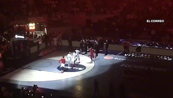 Pitos a Moneke en el Buesa