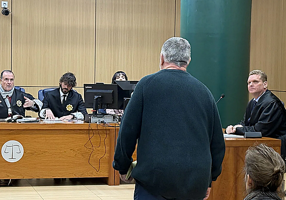 Dos años de prisión para un profesor por lanzar 'bolitas' en el escote de una alumna