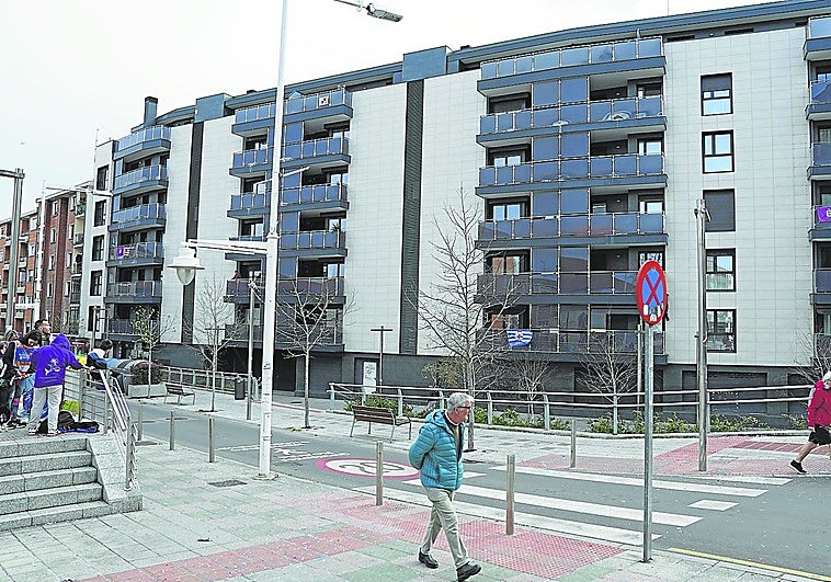 Denuncian en Santurtzi a un comercial por quedarse con 137.000 euros pagados para garajes