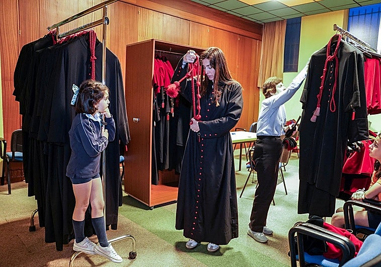 Cada vez más jóvenes se hacen cofrades en Bilbao: «Más allá de lo religioso tiene un componente social»