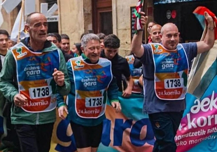 Tres conocidos exetarras portan el testigo de la Korrika en San Sebastián