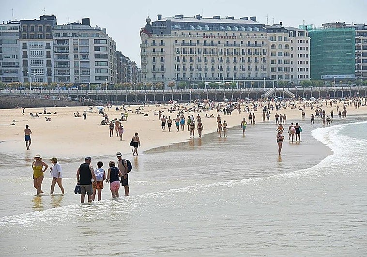 San Sebastián acelera los trámites para prohibir fumar y altavoces en las playas desde el 1 de junio