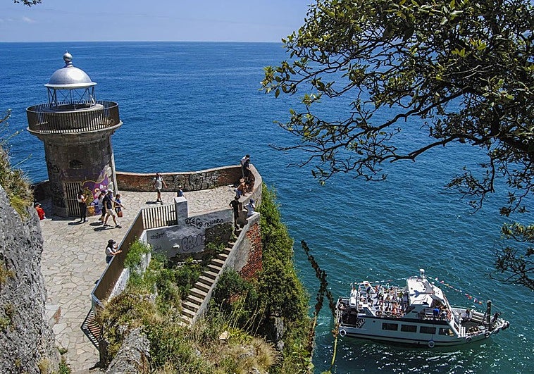 El acceso al Faro del Caballo afronta la Semana Santa cerrado y sin fecha de reapertura en el horizonte