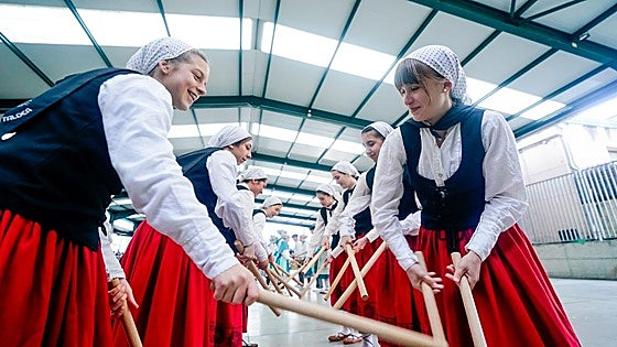200 dantzaris escolares se lucen Vitoria