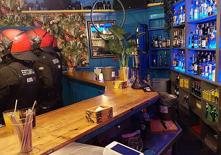 Identifican a 64 personas en dos bares de Portugalete por posesión de drogas y armas