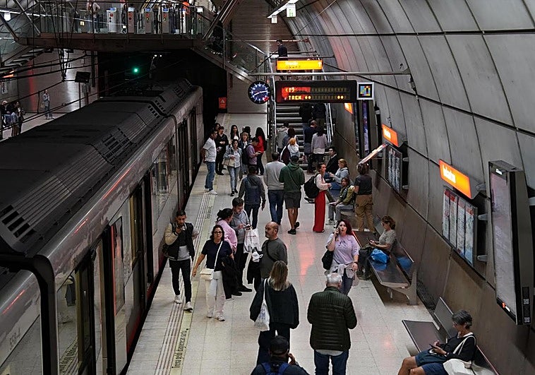 La curiosa imagen de cómo se cambia la hora en Metro Bilbao