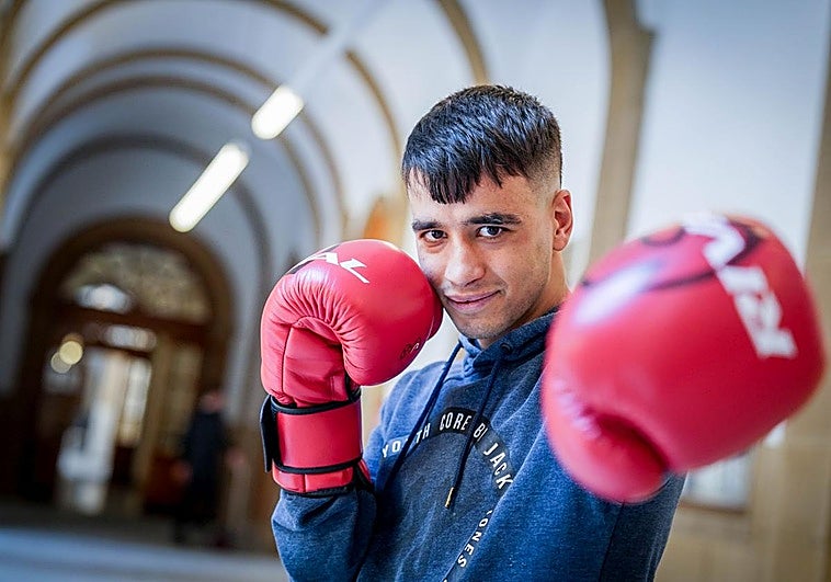 Guantes, libros de psicología y la nariz rota: la doble vida de Pello entre Deusto y el ring