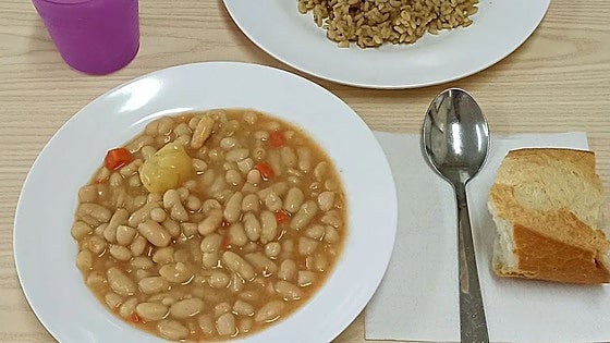 Facua pide explicaciones a Educación por la aparición de «gusanos» en el menú de un colegio de Basauri