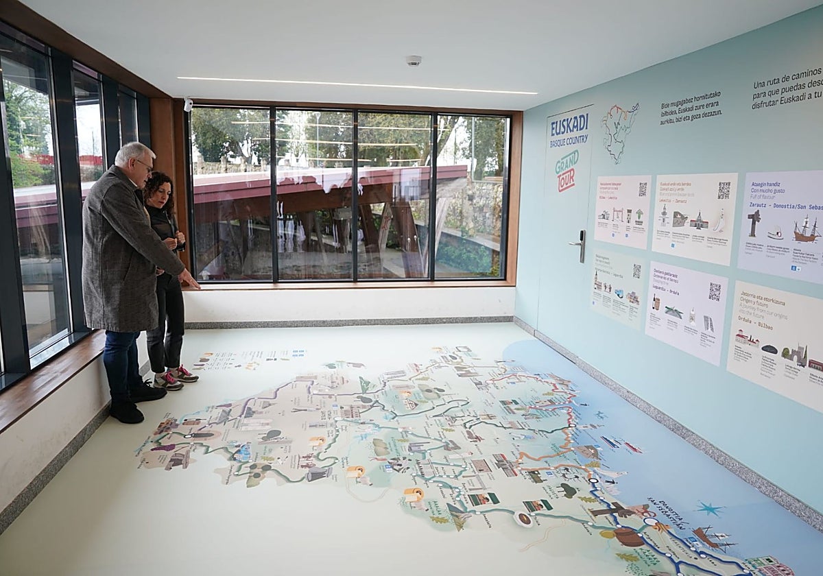 Daniel Solana, el director de Basquetour, y Nora Abete, la concejala del área de Movilidad y Sostenibilidad del Ayuntamiento de Bilbao.