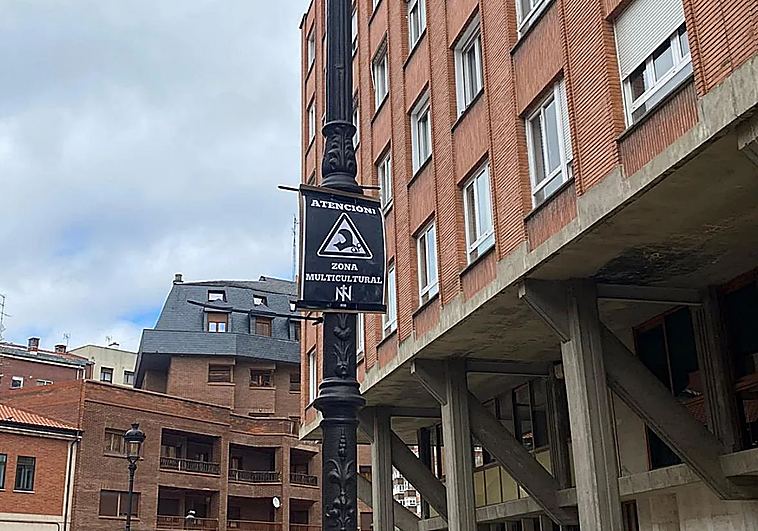 Colocan carteles racistas en el centro de Burgos: «Atención. Zona multicultural»