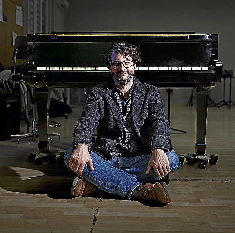 Fernando Velázquez: «Yo estuve tres años tocando el chelo en el foso del Teatro Real, y también en el Liceu»