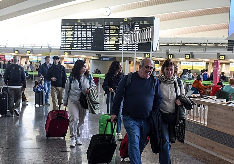 Retrasos a primera hora en el día con más vuelos del año en Loiu