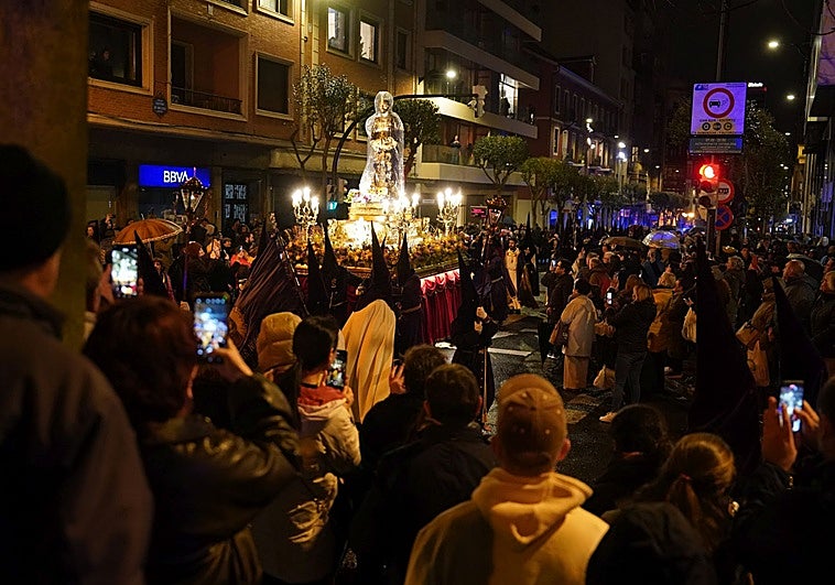 Más público y más cofrades en la Semana Santa de Bilbao a pesar de la lluvia