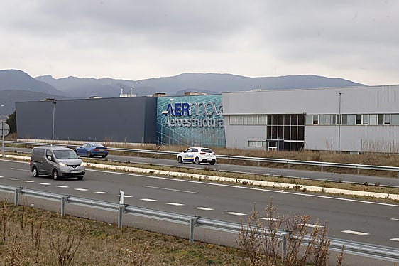 Un incendio obliga a desalojar la planta de Aernnova en Berantevilla