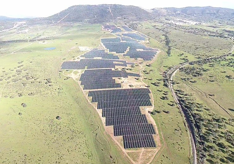 La vizcaína Zelestra firma un acuerdo pionero para almacenar la energía de una planta solar en Cáceres