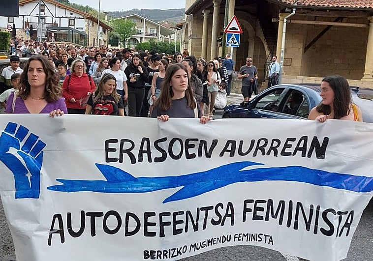 Centenares de personas se manifiestan en Berriz para condenar el apuñalamiento de una mujer por parte de su marido