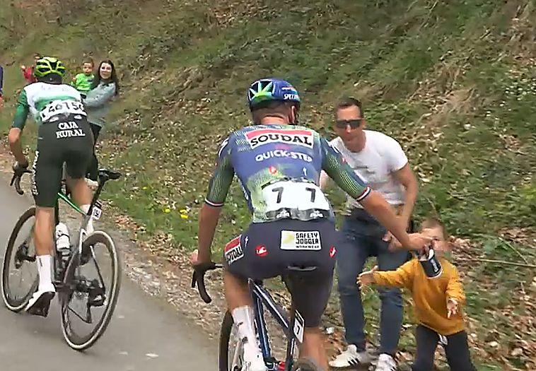 El bonito gesto del ciclista Ethan Hayter con un niño en la Itzulia