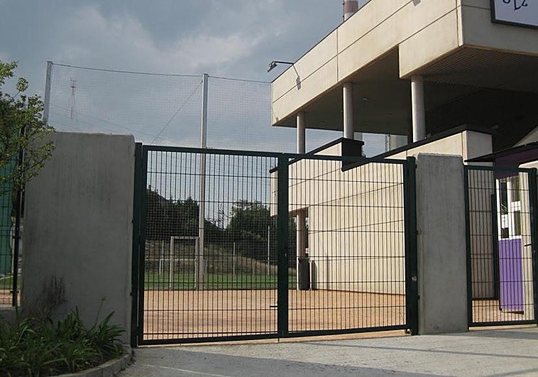 Detenido por robar una docena de móviles, entre otros objetos, en un campo de fútbol de Santurtzi