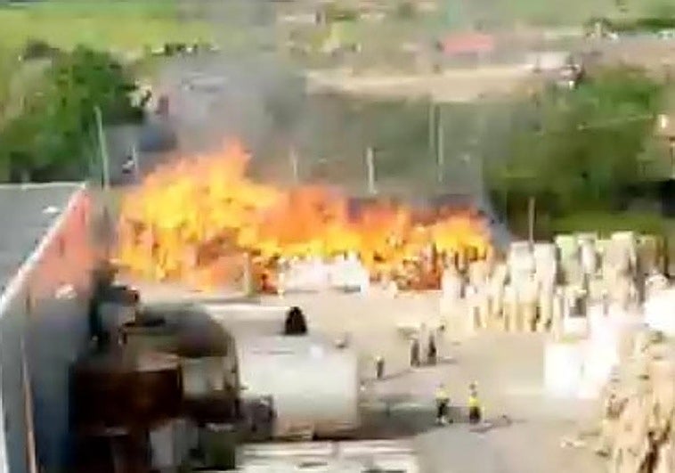 Se desata un aparatoso incendio en la papelera de Iurreta