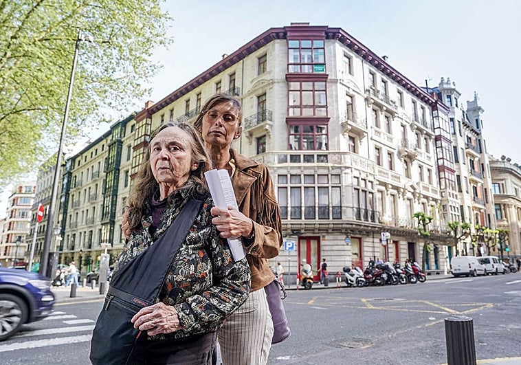«Quieren echar de casa a mi madre con 80 años y sin darnos una alternativa»