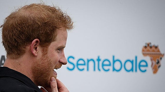 La organización benéfica que fundó el príncipe Harry en Sudáfrica le demanda por difamación