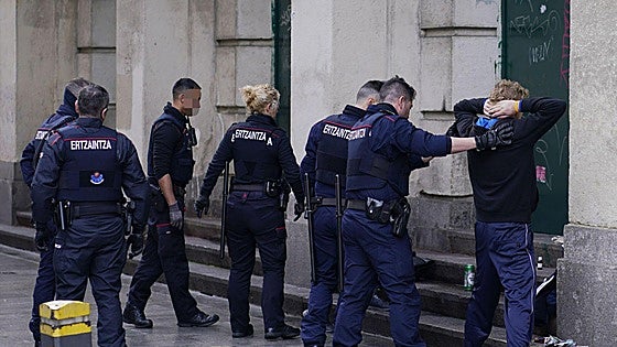 El PNV redobla en el Congreso su batalla contra las armas blancas