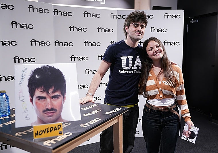 Martin Urrutia desata la locura con la primera firma de su álbum debut en Bilbao