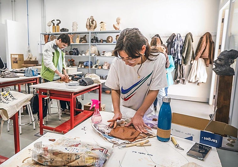 La precariedad de los artistas profesionales, a debate en el Aula de EL CORREO