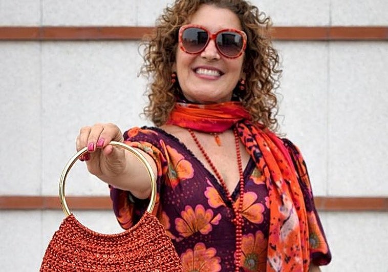 Pilar, fundadora de las peluquerías Marcel Arranz, lanza con sus hijas los bolsos que se convierten en collares