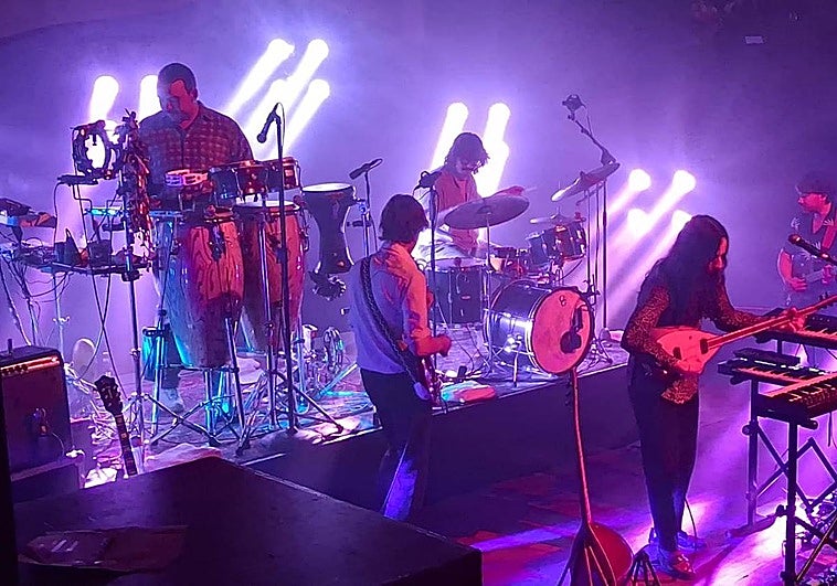 Altin Gün predicando la psicodelia anatolia en el Kafe Antzokia