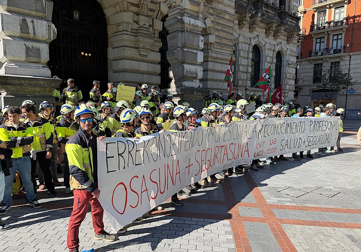 Los bomberos de Bizkaia exigen mejoras salariales y que se proteja su ...