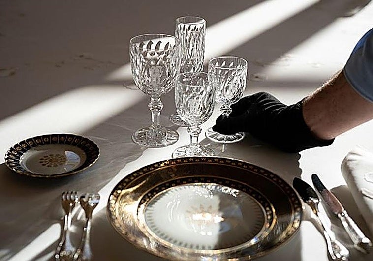 Condenan al exmayordomo del Palacio del Elíseo por robar vajilla de porcelana