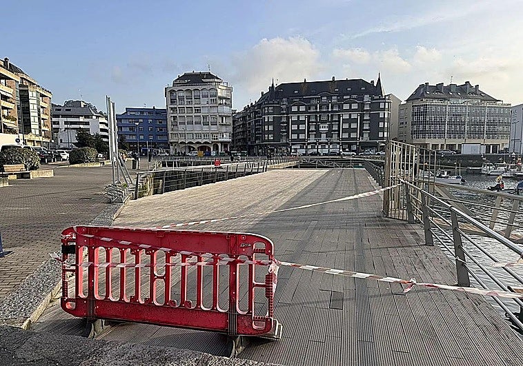 El mal estado de una pasarela del puerto de Laredo ha causado ya «varios accidentes»