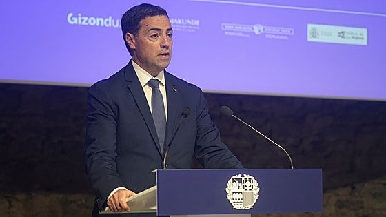 Euskadi crea una red de hombres políticos para impulsar la igualdad