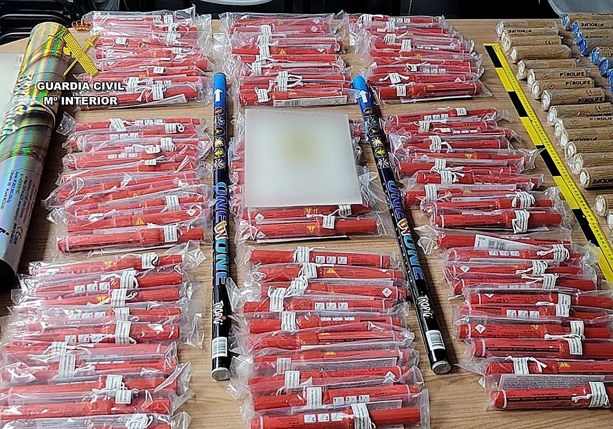 Guardia Civil arrests suspects in San Sebastián after intercepting vehicle returning from Sevilla with bengalas seized