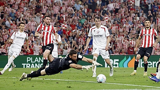 La gran parada de Simón que evita un gol de penalti pitado tras ser revisado en el VAR