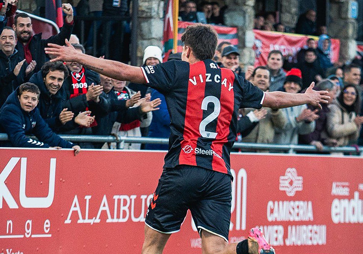 Vizcay festeja un gol junto a la afición rojinegra.