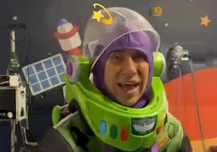 El psicólogo que se disfraza de superhéroes para que los niños no le tengan miedo a las resonancias