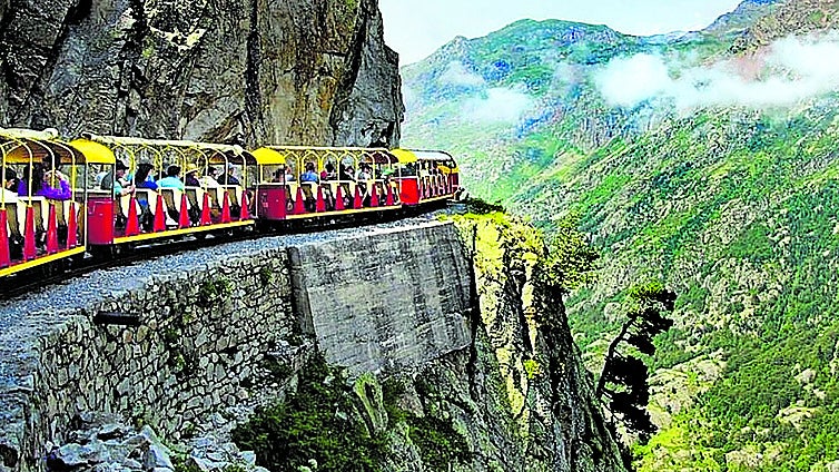 El increíble viaje en un tren por precipicios a 2.000 metros de altitud en Pirineos