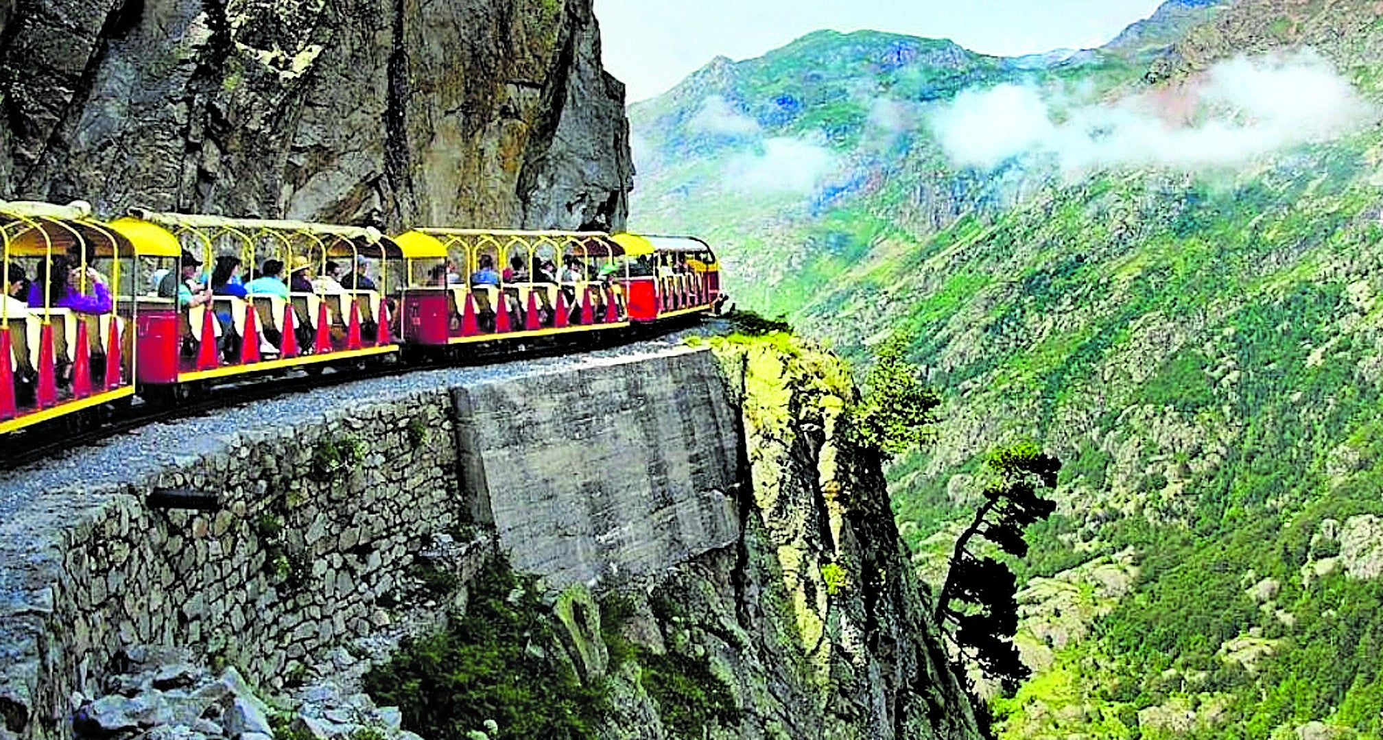 El increíble viaje en un tren por precipicios a 2.000 metros de altitud en Pirineos