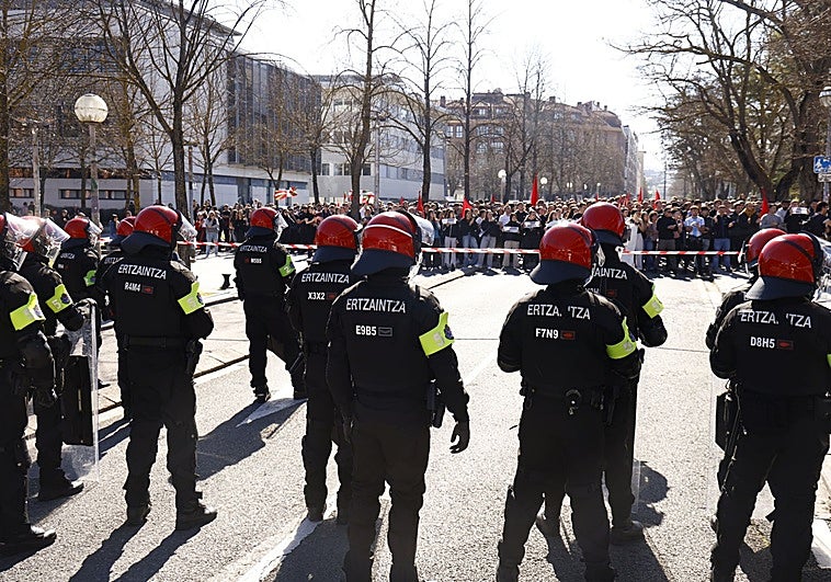 Pradales niega una «deriva radical» en la EHU, aunque «cuestiona» decisiones del rector