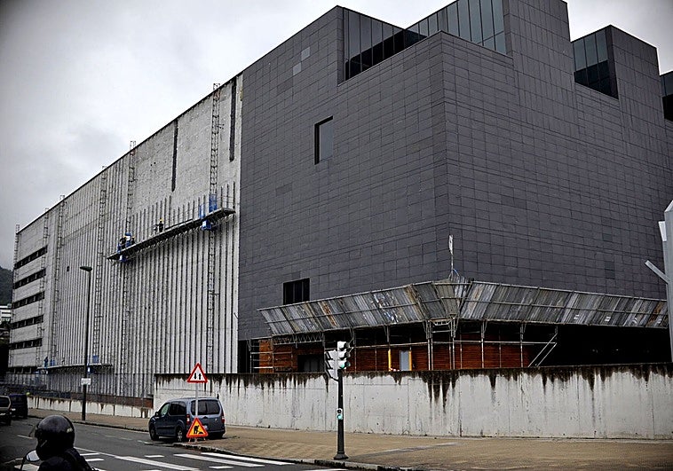 Una pantalla gigante en el frontón de Miribilla para ver el partido del Surne Bilbao