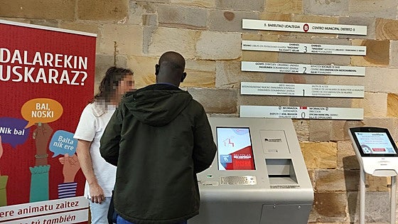 El mercado ilegal del padrón: 300 euros por la «llave» de los servicios sociales en Bizkaia