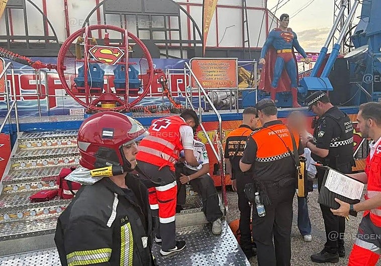 Susto en la Feria de Sevilla: dos niños se quedan colgando de una atracción tras romperse una cuerda